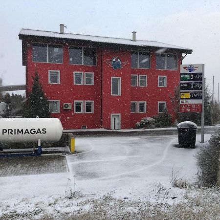 Motel Red Oil Lovosice Bagian luar foto