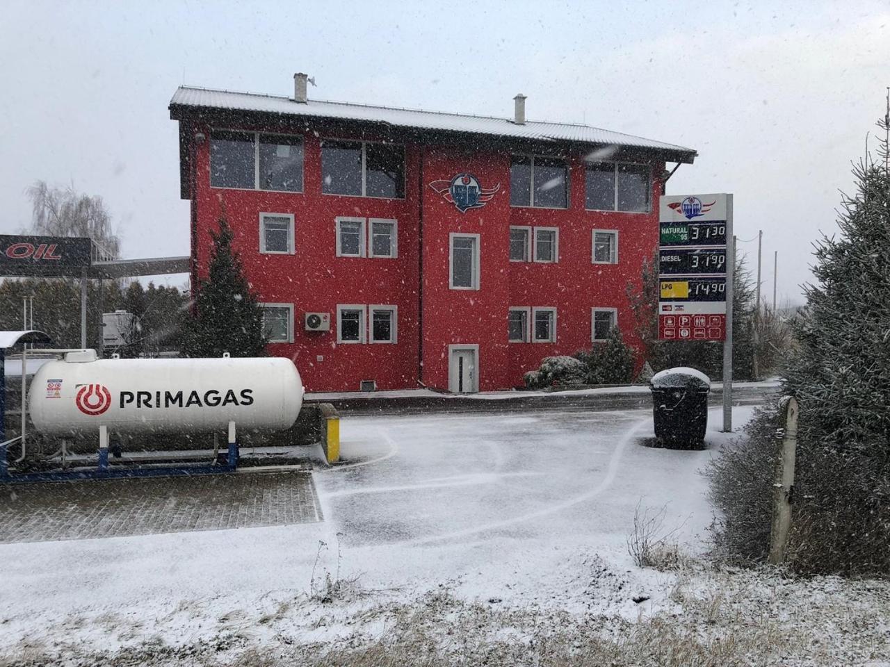 Motel Red Oil Lovosice Bagian luar foto