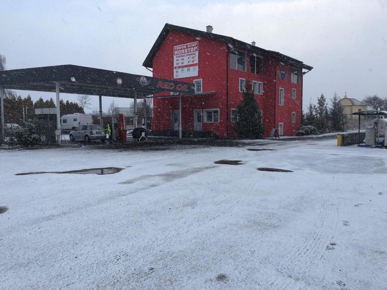 Motel Red Oil Lovosice Bagian luar foto