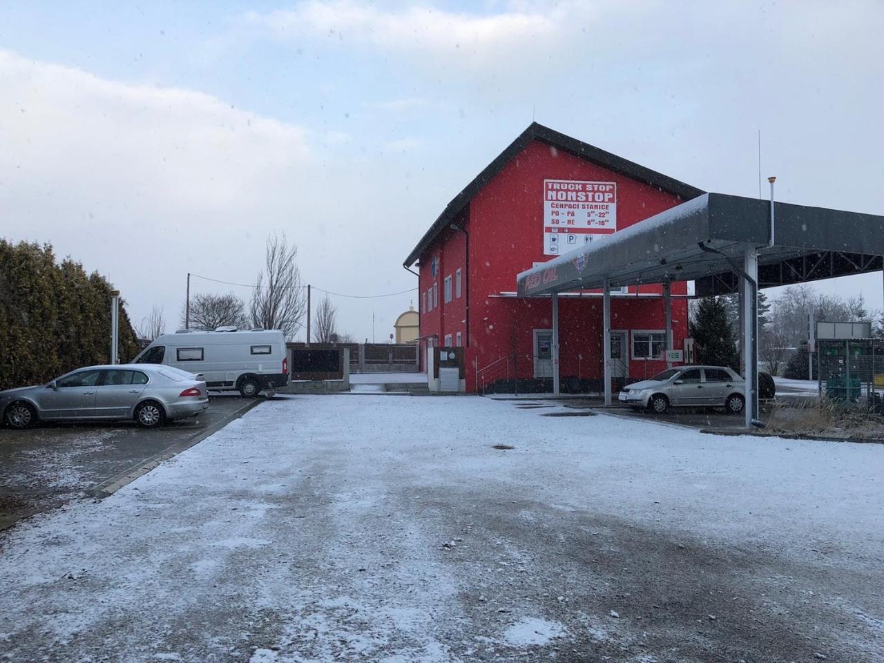 Motel Red Oil Lovosice Bagian luar foto